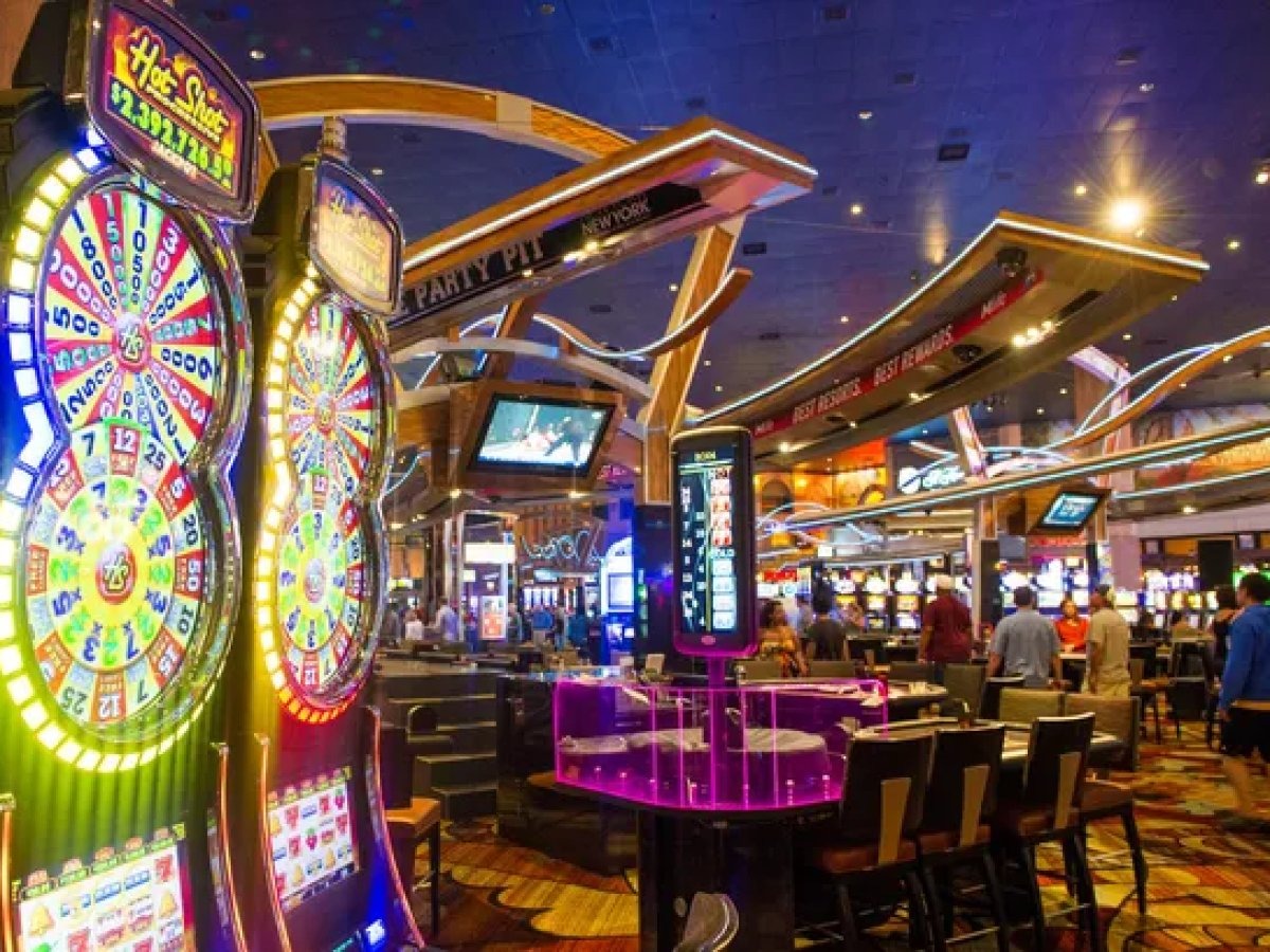 The main entrance and elegant lobby of the Mavoreqil restaurant-casino